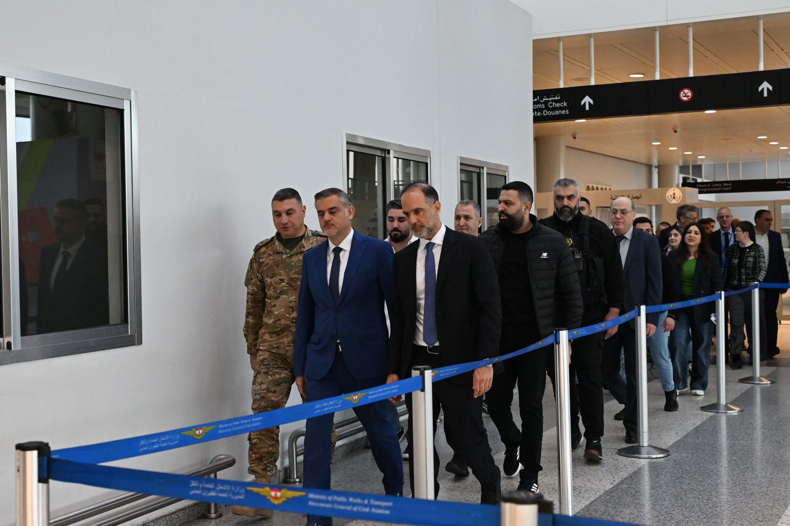 وزير الأشغال العامة والنقل اللبناني فايز رسامني خلال تفقّده البوابات الرقمية في مطار بيروت الدولي (تصوير حسام شبارو)