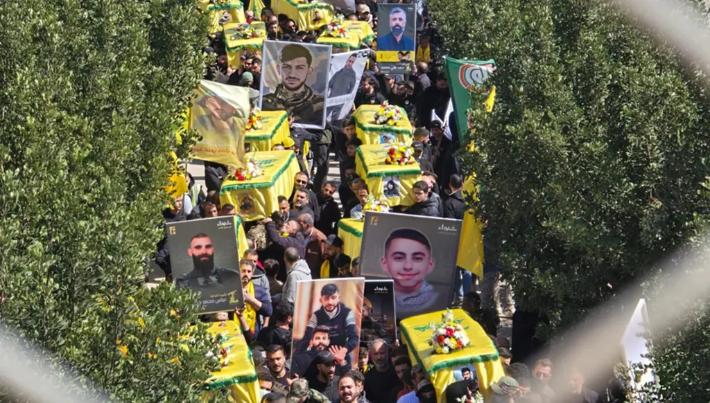 في جنوب لبنان... بلدة كفركلا تشيّع 24 من أبنائها (فيديو وصور)