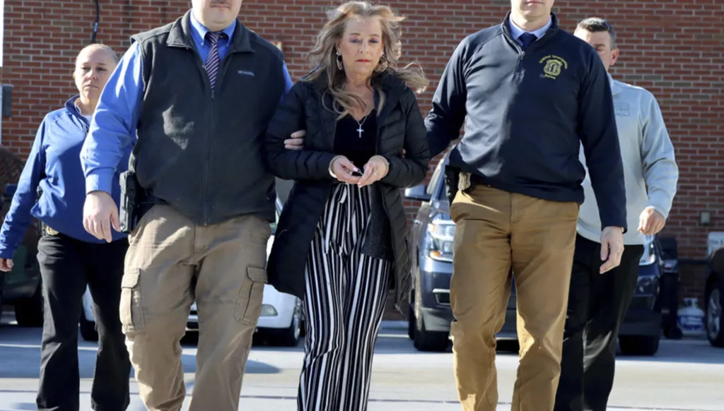 حادثة "محطمة للقلب وغير قابلة للتخيل"... احتجزت ابن زوجها لمدّة 20 عاماً داخل غرفة