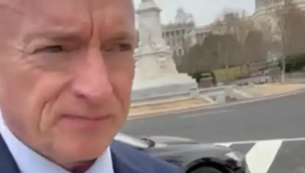 بالفيديو- سناتور يبيع سيارته... "كلما أقودها أتذكر إيلون ماسك"