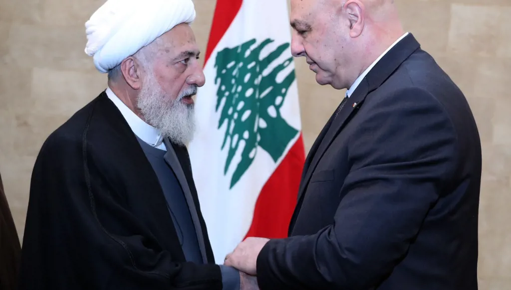 نائب رئيس المجلس الإسلامي الشيعي الأعلى لعون: للحؤول دون تطوّر الأوضاع إلى ما لا تحمد عقباه