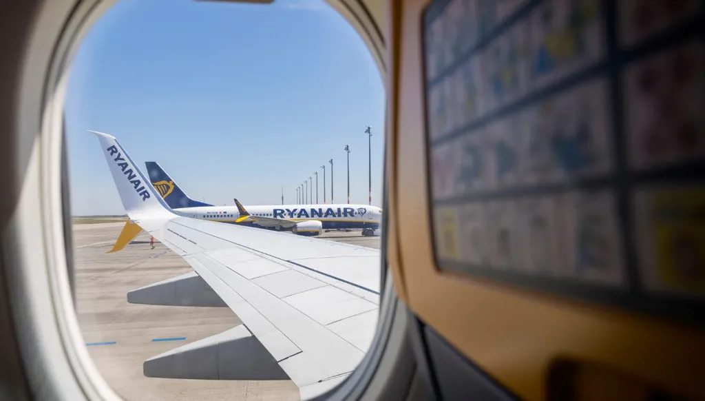 تكسير في حرم المطار بعد تأخر مسافر عن رحلته