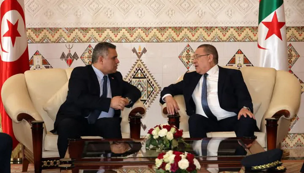 وزير الداخلية التونسي يصل إلى الجزائر