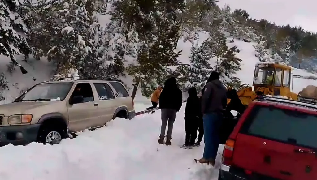 انحسار المنخفص الجوي شمالي لبنان وبدء العمل على إعادة فتح طريق فنيدق - القموعة (فيديو)