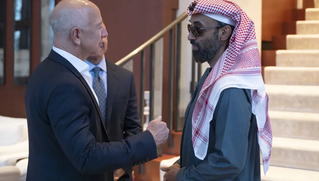 التوجهات المتسارعة في مجال الذكاء الاصطناعي والتكنولوجيا وتأثيرها على الاقتصاد العالمي بين طحنون بن زايد وجيف بيزوس
