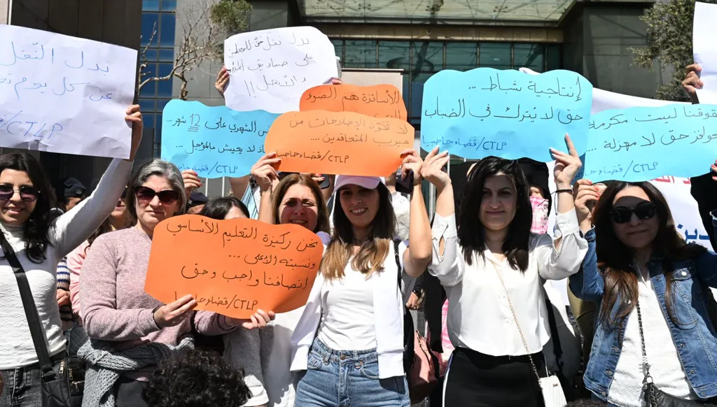 "اثنين الغضب" وقطع طريق... اعتصام رابطة الأساتذة المتعاقدين في التعليم الرسمي (صور - فيديو)