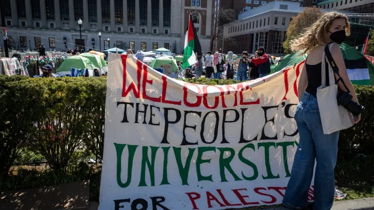محتجّون داعمون لفلسطين.