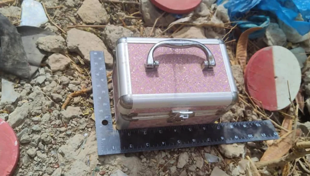 بالصور- الحوثيون يحوّلون حقيبة تجميل نسائية إلى لغم متفجر بمجرد اللمس