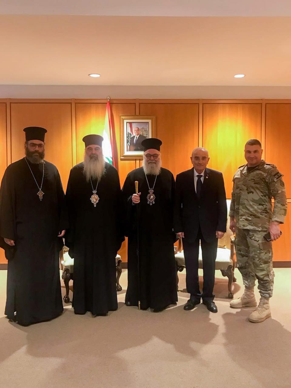 البطريرك يوحنا العاشر في قاعة مطار بيروت.