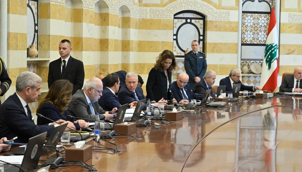 5 عند الخامسة: حاكم جديد لمصرف لبنان وتحرّش بطفلة... قمة للسلام في باريس وغرق غواصة