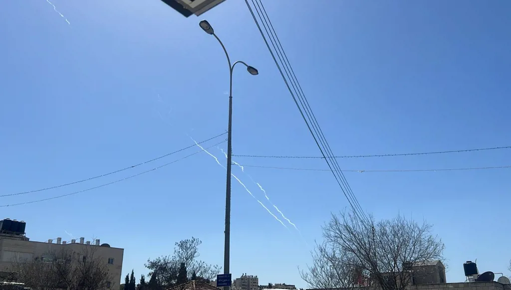 بالفيديو- إطلاق صاروخَين من اليمن باتجاه إسرائيل... توقّف الملاحة في مطار بن غوريون