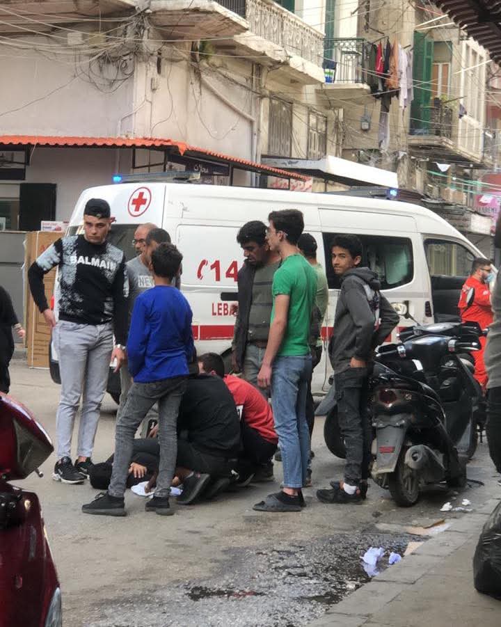 تقديم إسعافات ميدانية للمصابين جرّاء الحريق.