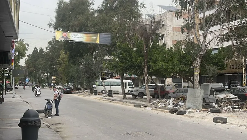 إعادة اقفال الطريق بعد الغارة التحذيرية