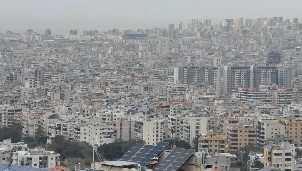 الجيش اللبناني يكشف على مبنى مدمّر في ضاحية بيروت الجنوبية