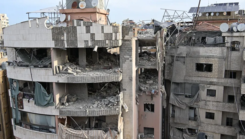 صورة للمستهدف في الضاحية حسن بدير إلى جانب سليماني والمهندس