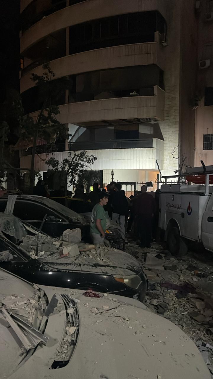 أضرار في السيارات والممتلكات في محيط المبنى المستهدف بالضاحية الجنوبية 