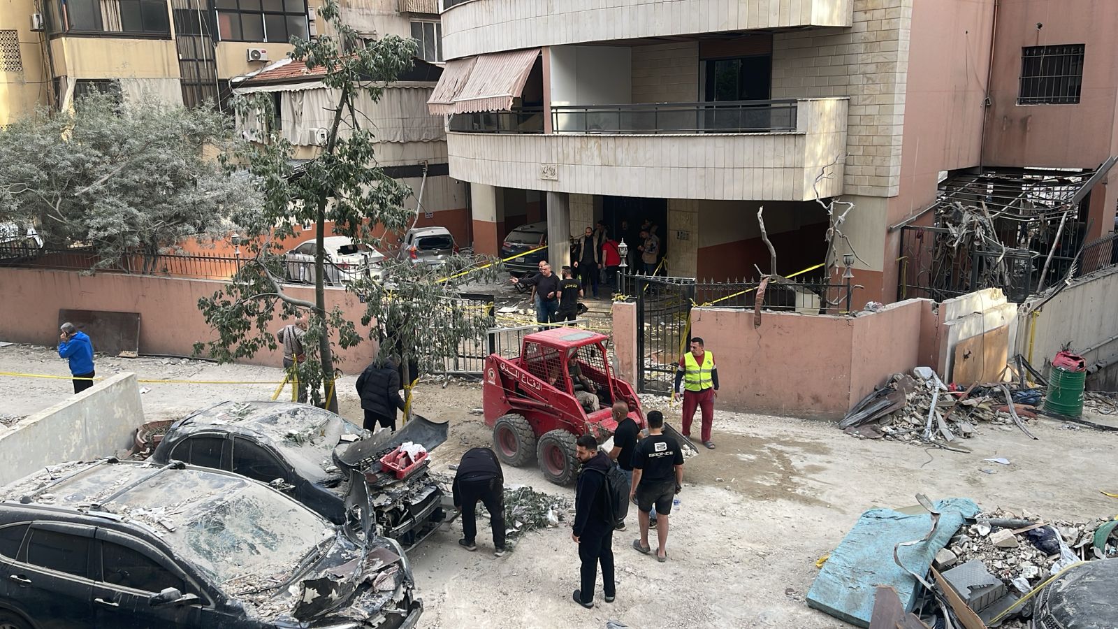 الأضرار التي لحقت بالطبقات العليا للمبنى المستهدَف ومحيطه جرّا الغارات الإسرائيلية فجر اليوم