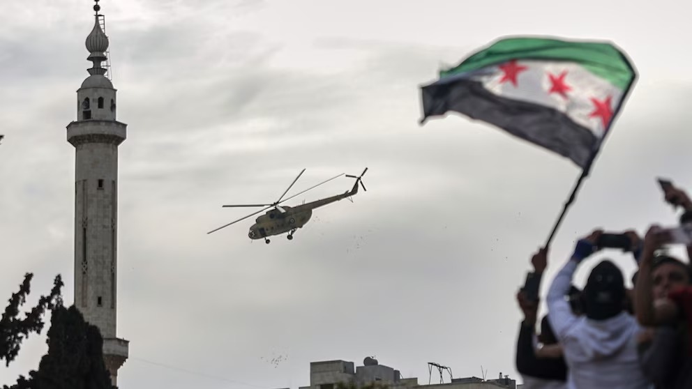 علم سوريا ومروحية.