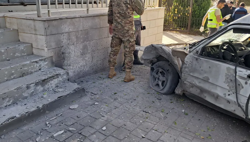 بالفيديو- استهداف سيارة في علما الشعب جنوبي لبنان وسقوط جريح