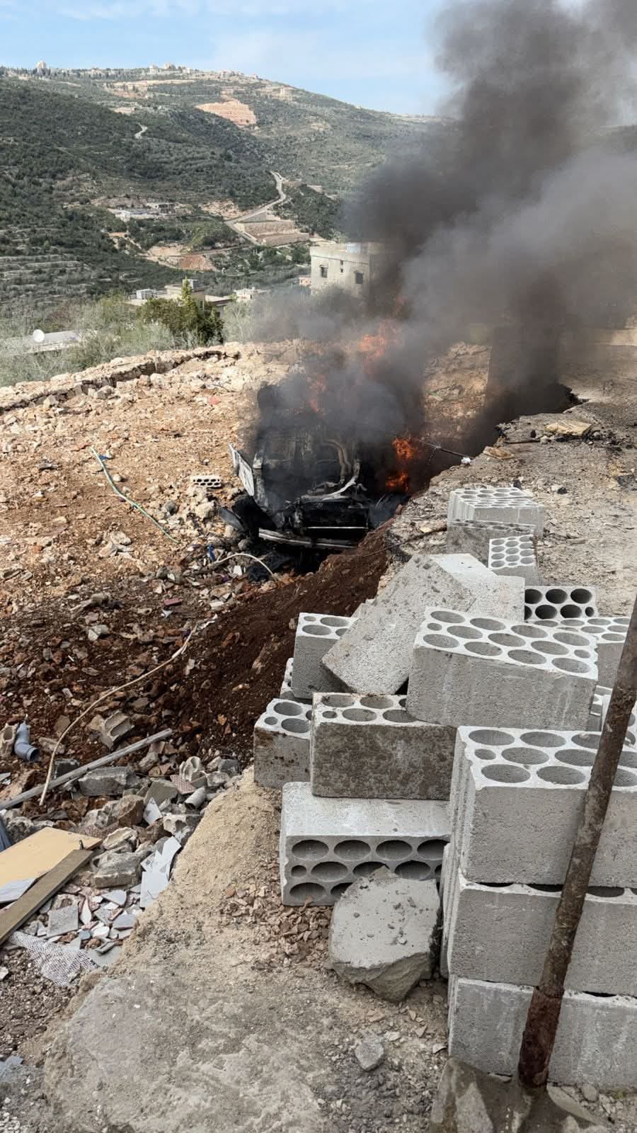 السيارة المستهدفة في بلدة بيت ليف في جنوبي لبنان (مواقع التواصل). 
