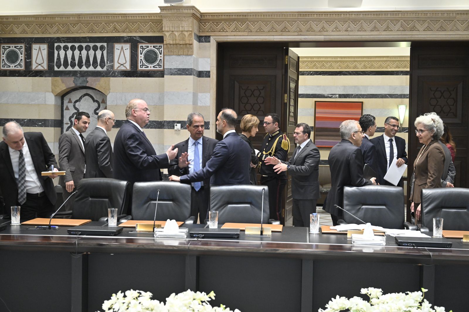 دردشة بين الوزراء قبيل انطلاق الجلسة (نبيل إسماعيل). 