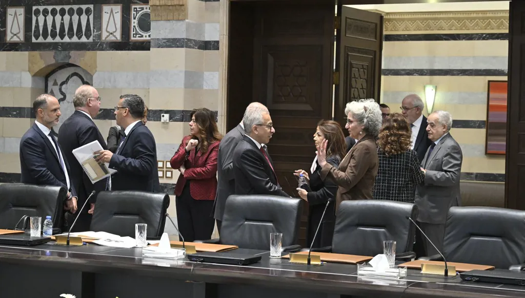 الطعن برفع سن التقاعد للديبلوماسيين مفتوح... ولكن؟!