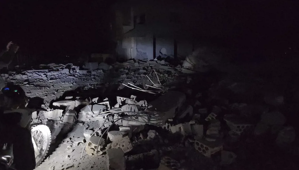 غارة إسرائيلية تستهدف مبنًى سكنيًّا في بعلبك شرق لبنان (فيديو)