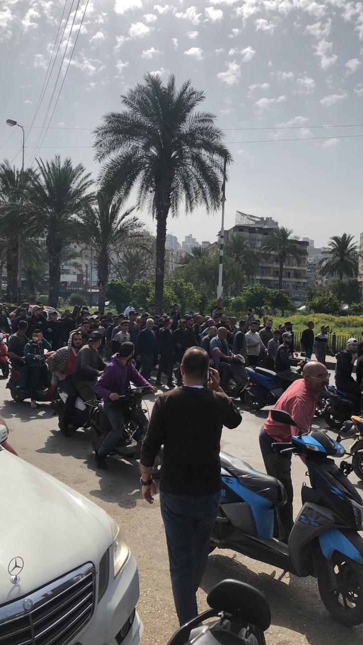 قطع السير على مستديرة أبو علي في طرابلس (مراسل 