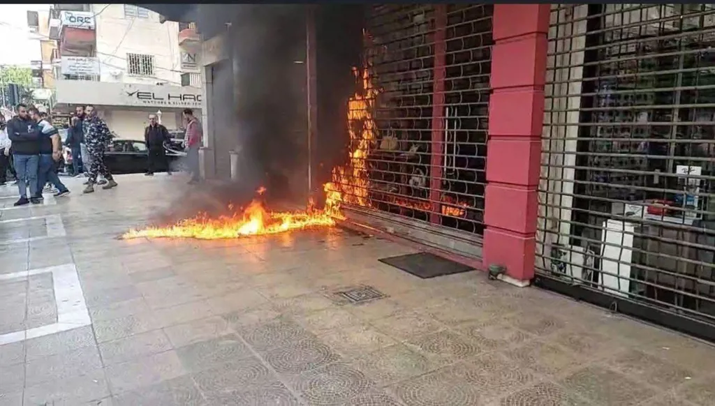 غضب في طرابلس بعد إساءة دينية: محاولة إحراق محل تجاري