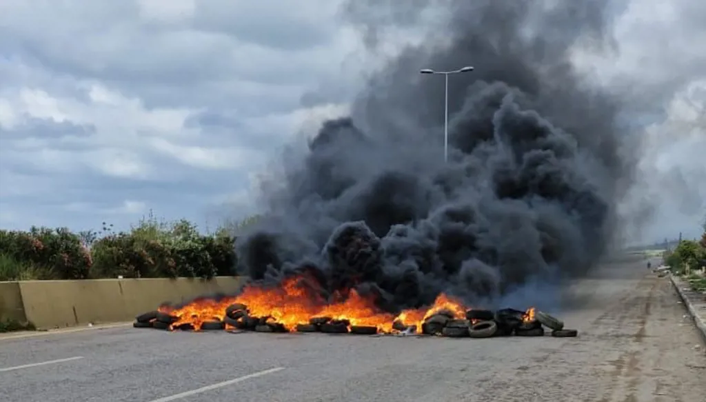 بالصور- تصعيد شمال لبنان احتجاجاً على ختم "بور الخردة" بالشمع الأحمر