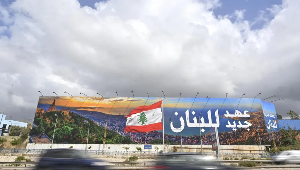إزالة الشعارات الحزبية في بيروت وعلى طريق المطار... قانون تنظيم اللافتات عمره 10 أعوام ولا يُطبَّق!