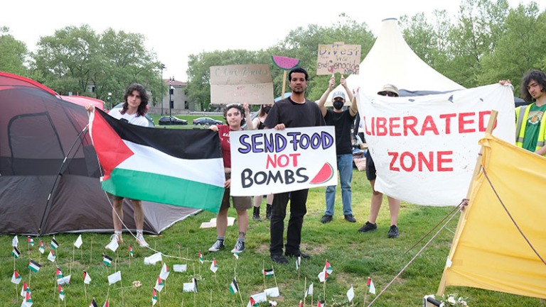 متظاهرون داعمون لفلسطين. (وكالات)