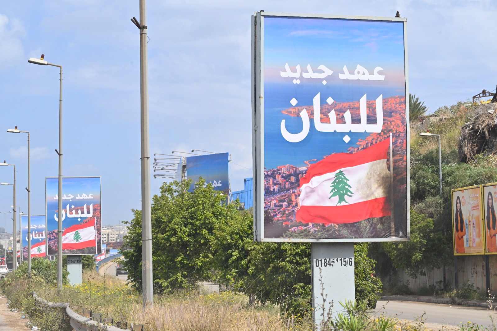 إحراق اللافتات. (نبيل إسماعيل)