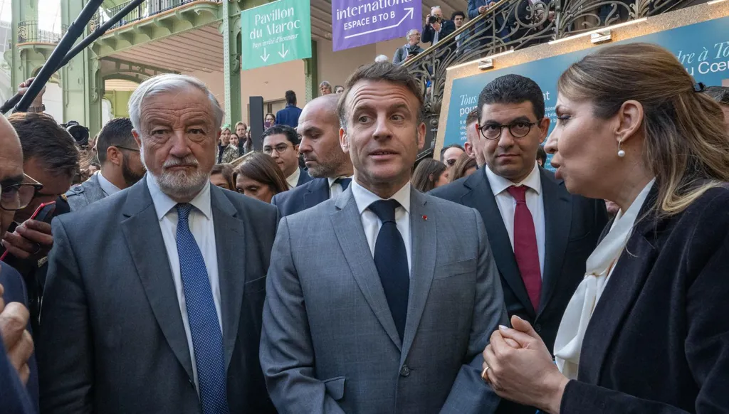 الرئيس الفرنسي يزور جناح المغرب في معرض الكتاب بباريس... ويشيد بمتانة العلاقات بين البلدين