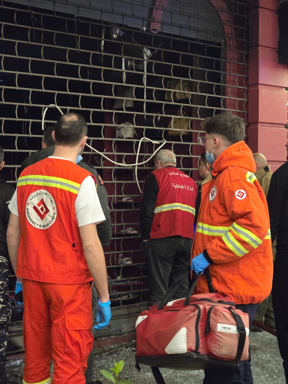 فرق الدفاع المدني في مكان الحريق.