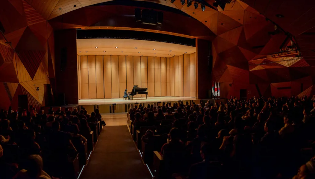 عازف البيانو الشاب يونتشان ليم في مهرجان أبوظبي:  أداء يُكرّس قوّة الموسيقى في عالم تسوده الكلمات