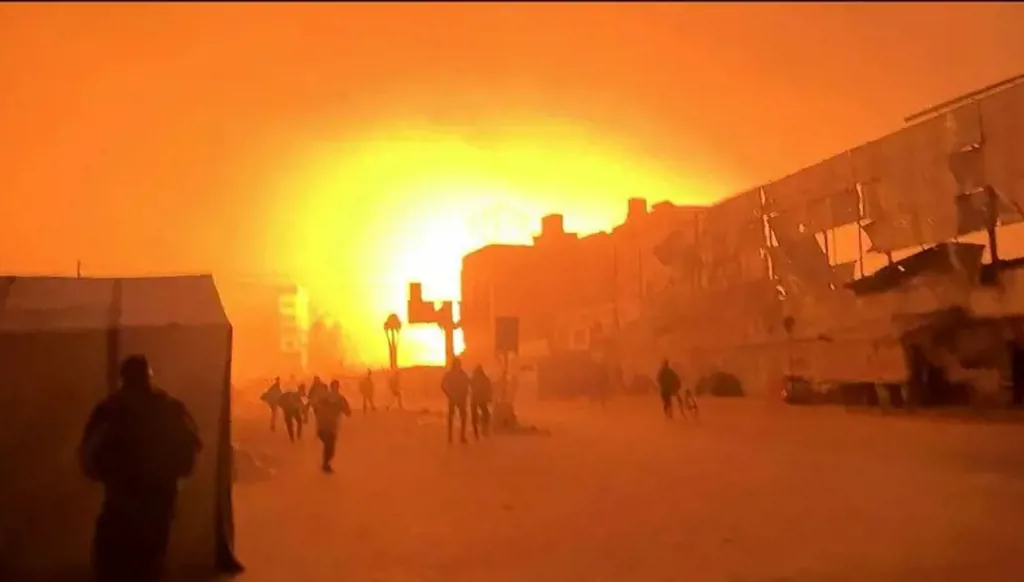 بالفيديو- قصف إسرائيلي يُشعل المستشفى المعمداني في غزة... ‏والمرضى في الشوارع!