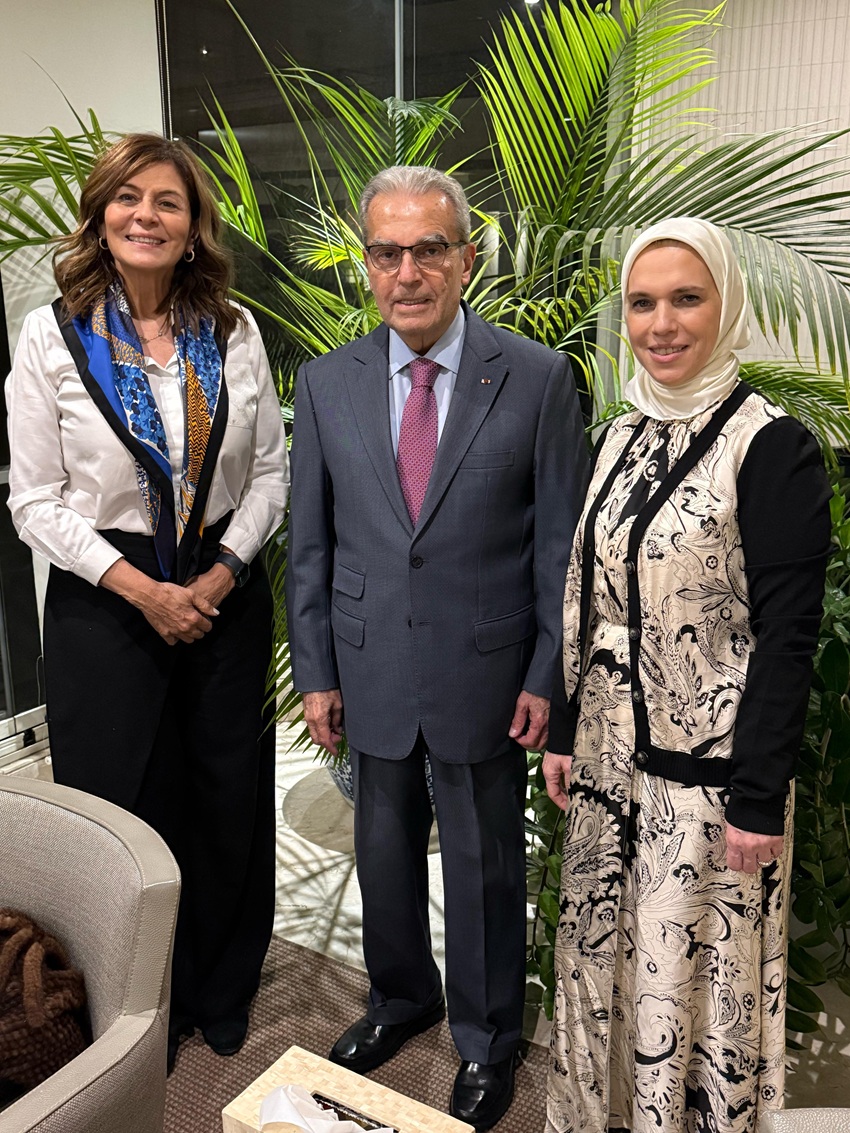 وديع الخازن يتوسط هدى الأتاسي وهند قبوات (وكالات)