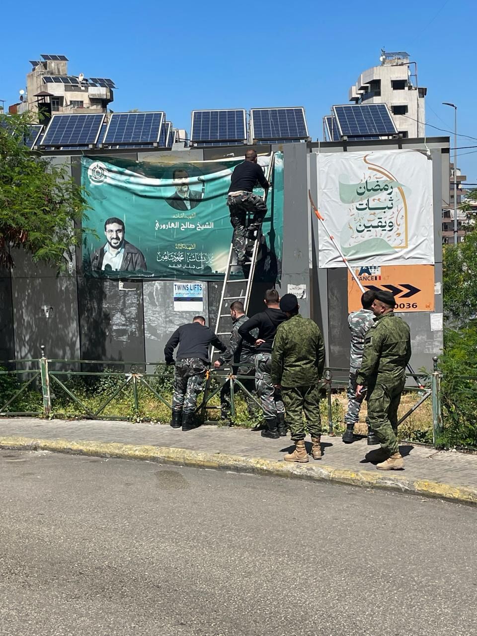 ازالة لافتات من بيروت (حسام شبارو)