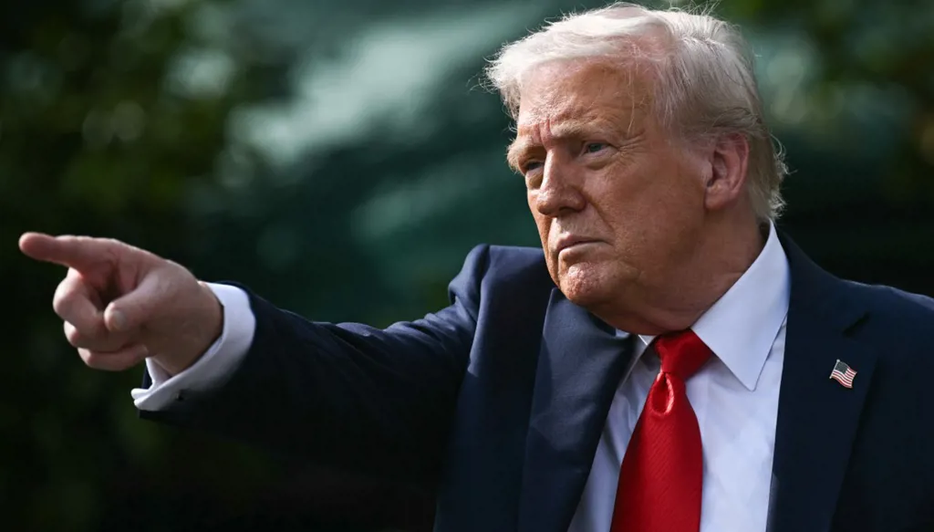 ترامب يبحث في اتصال هاتفي مع سلطان عُمان سبل دعم المحادثات مع إيران