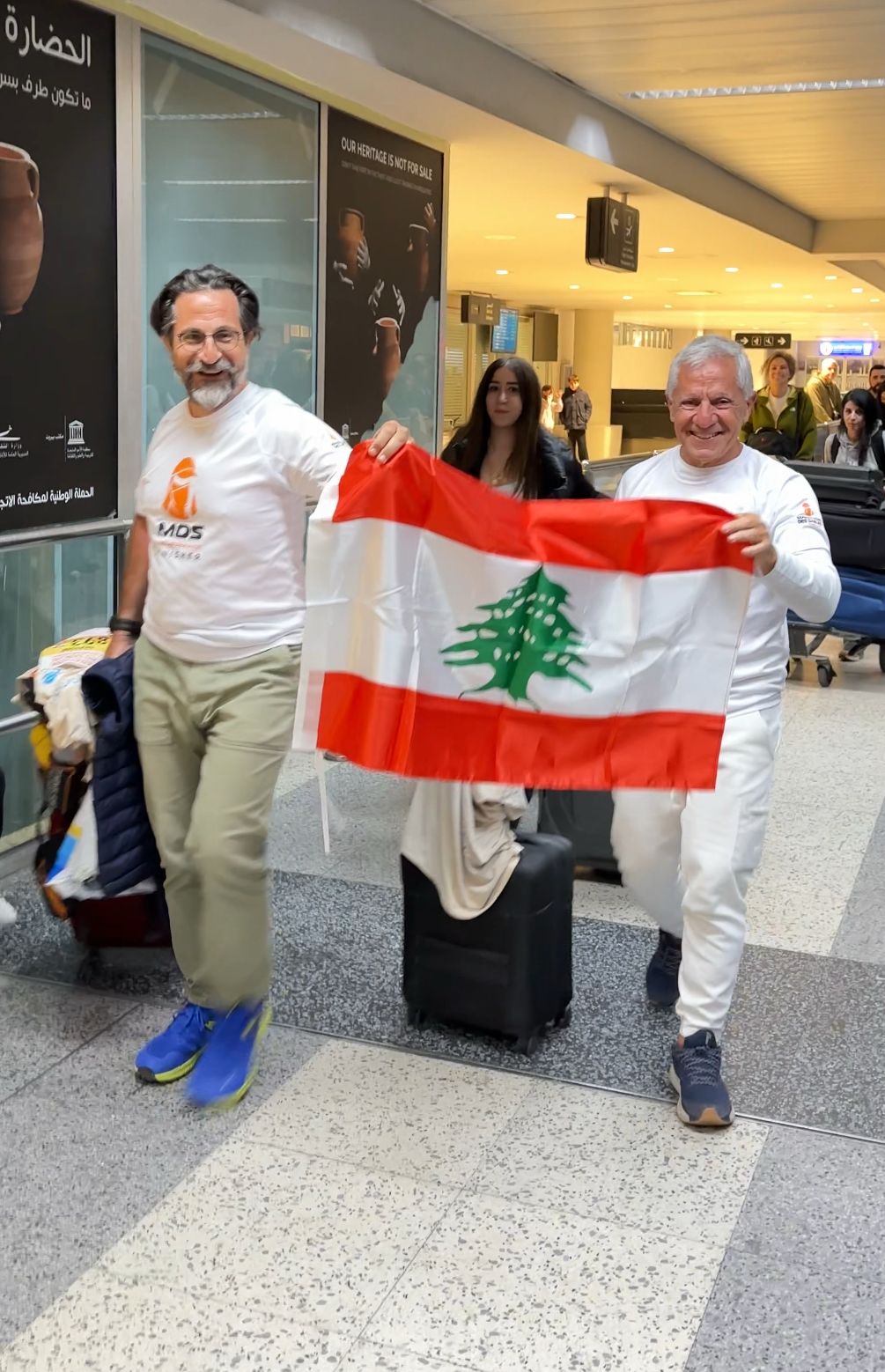 اللبنانيان غسان حجار وسيرج تشوبوليان في مطار بيروت.