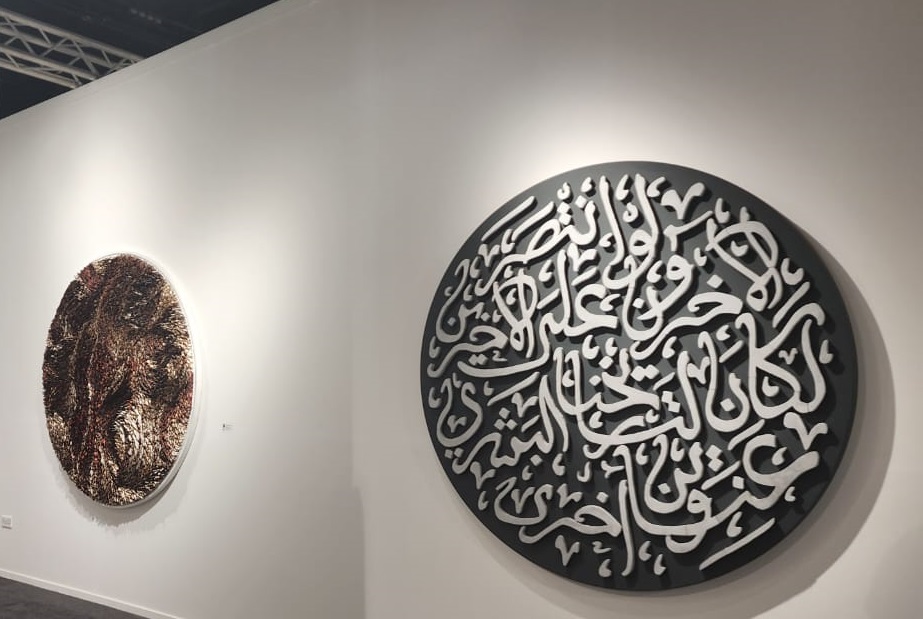 العمل الفني المصنوع من الصور المحروقة.