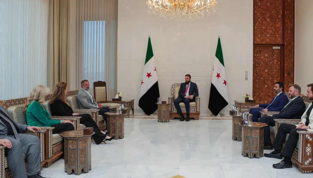 أحمد الشرع ووزير الخارجية يلتقيان عضو الكونغرس الأميركي كوري ميلز