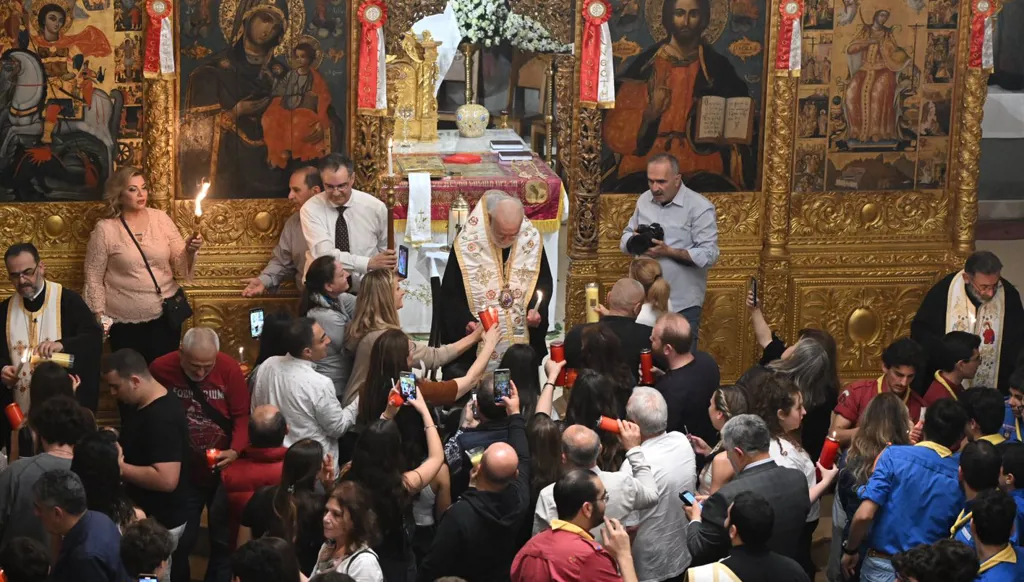 حشود كبيرة تتهافت إلى كاتدرائية مار جاورجيوس وسط بيروت لاستقبال شعلة النور المقدّسة (فيديو + صور)