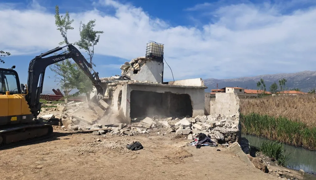 بالفيديو - هدم منشآت على مجرى نهر الليطاني "على نفقة المعتدين"