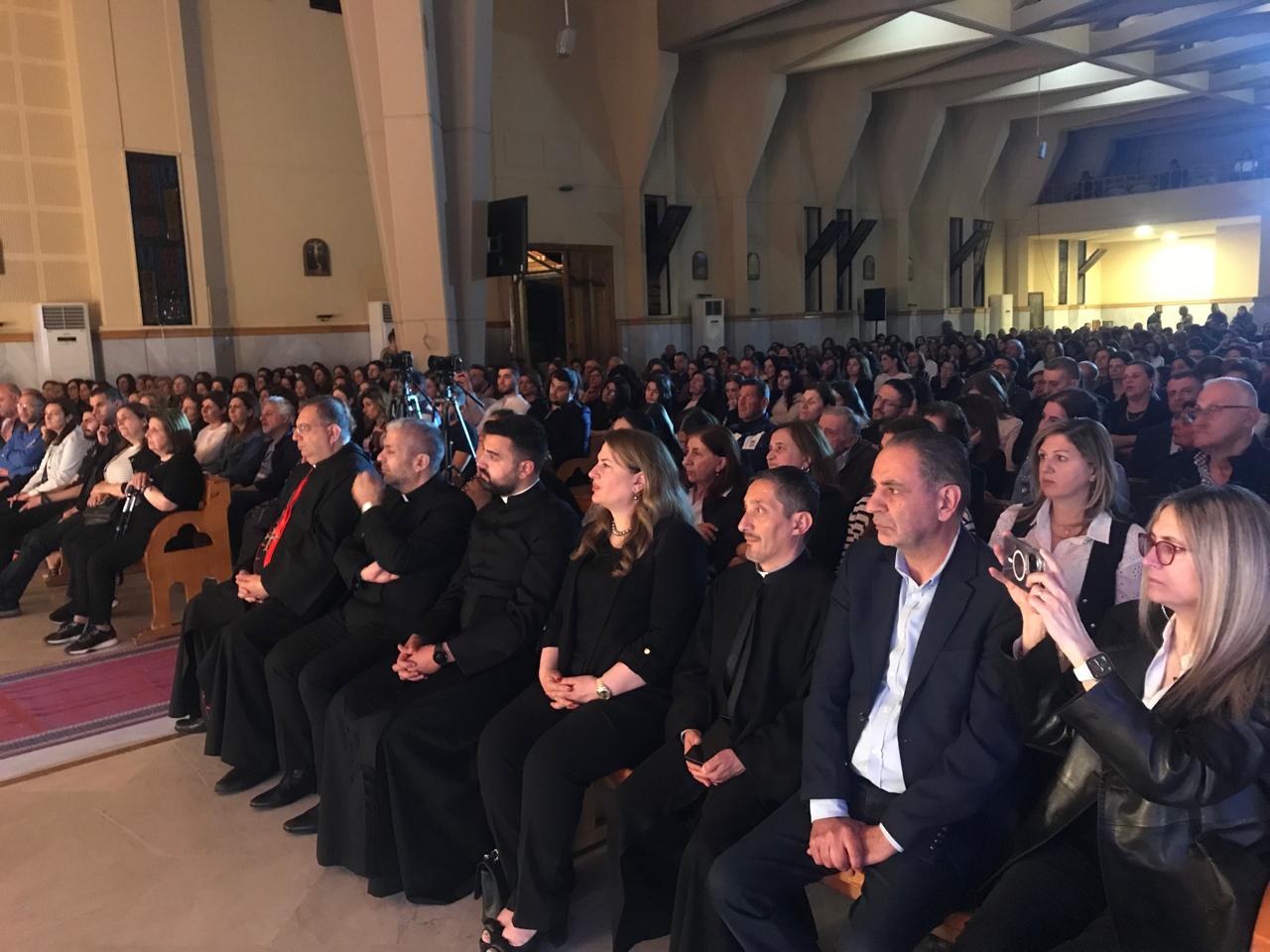 المؤمنون في الكنيسة. (مراسل النهار طوني فرنجية)