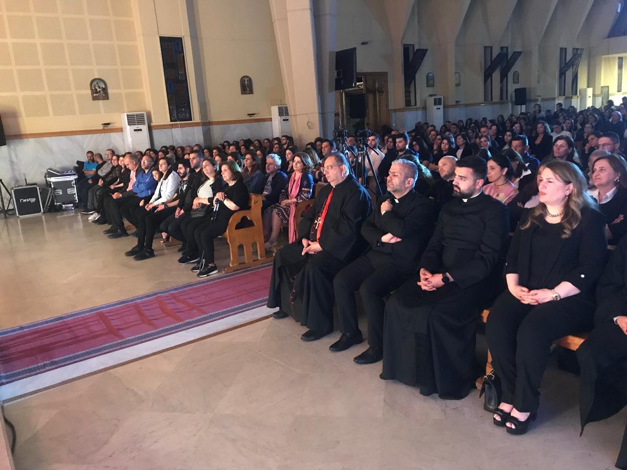 المؤمنون في الكنيسة بحضور المطران جوزف نفاع. (مراسل النهار طوني فرنجية)