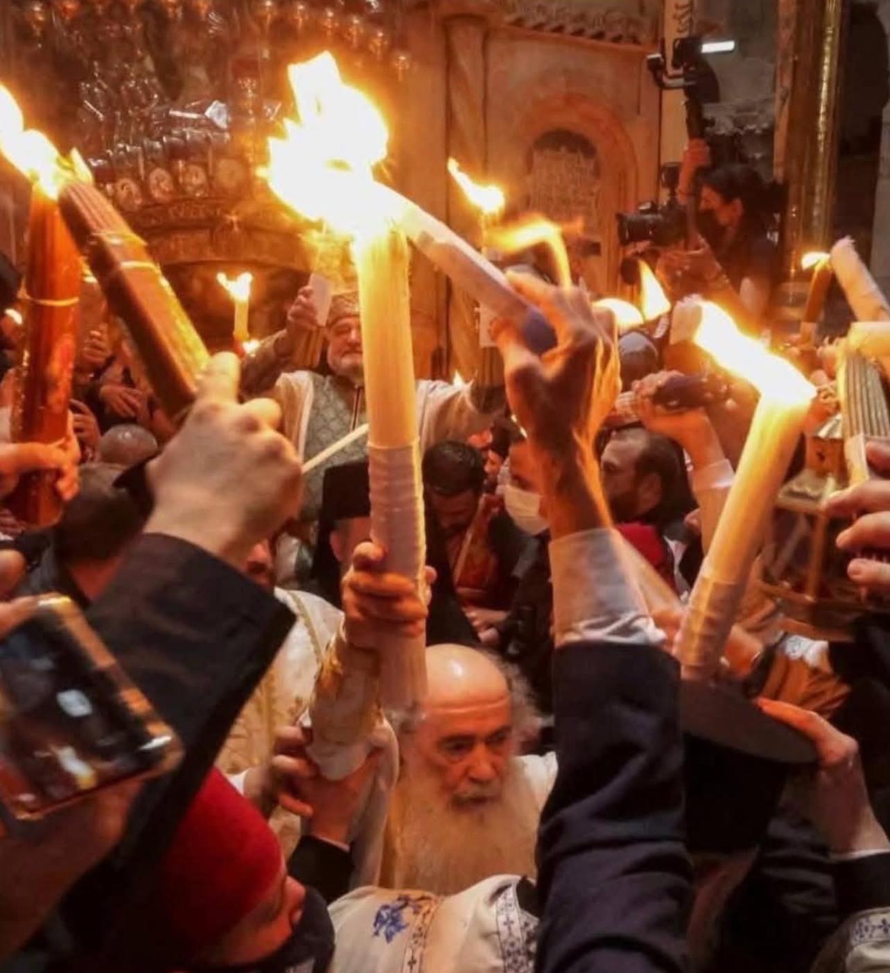 فيض النور من قبر المسيح. (النهار)