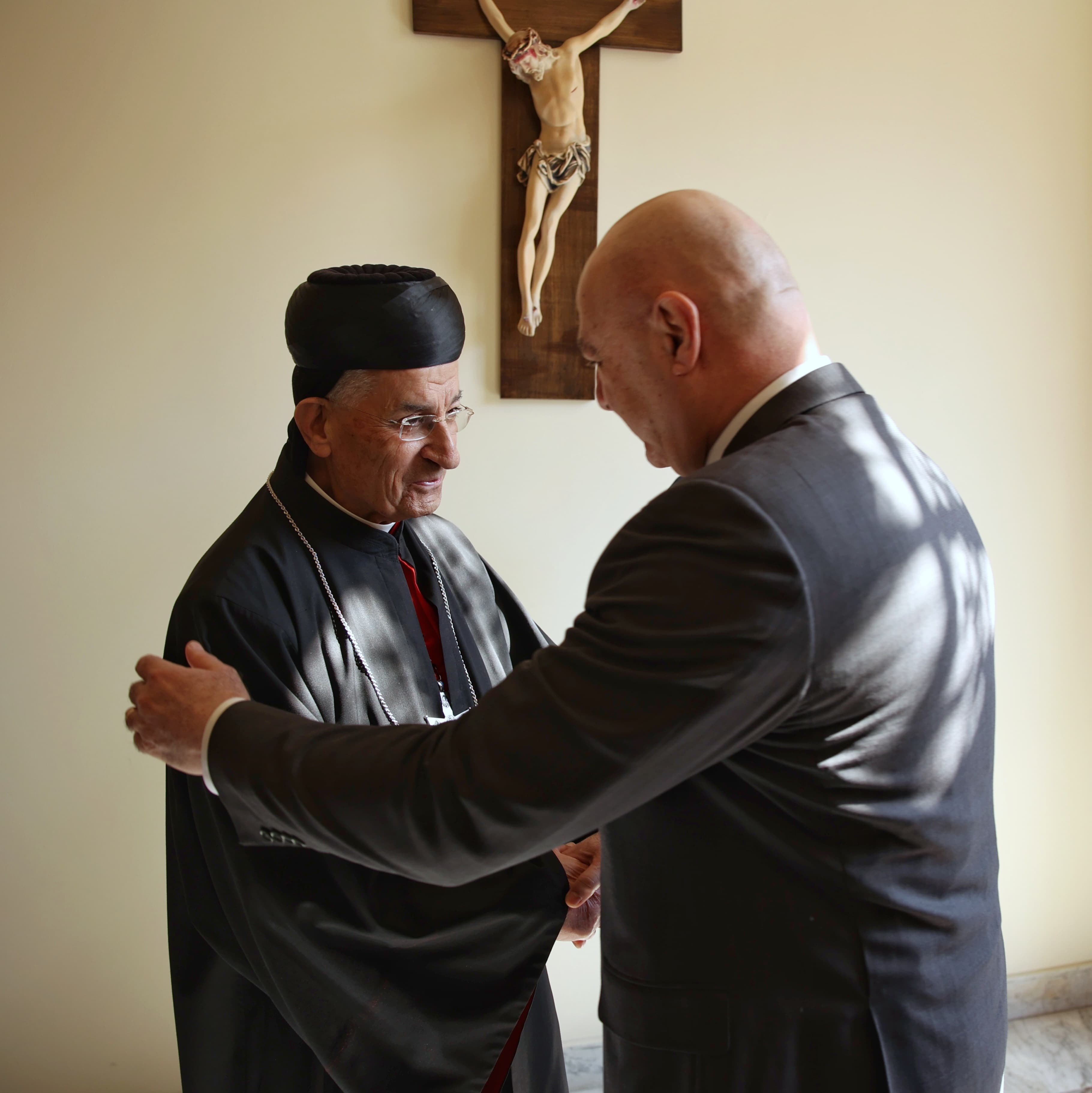 الرئيس عون والبطريرك الراعي قبيل قدّاس عيد الفصح في بكركي