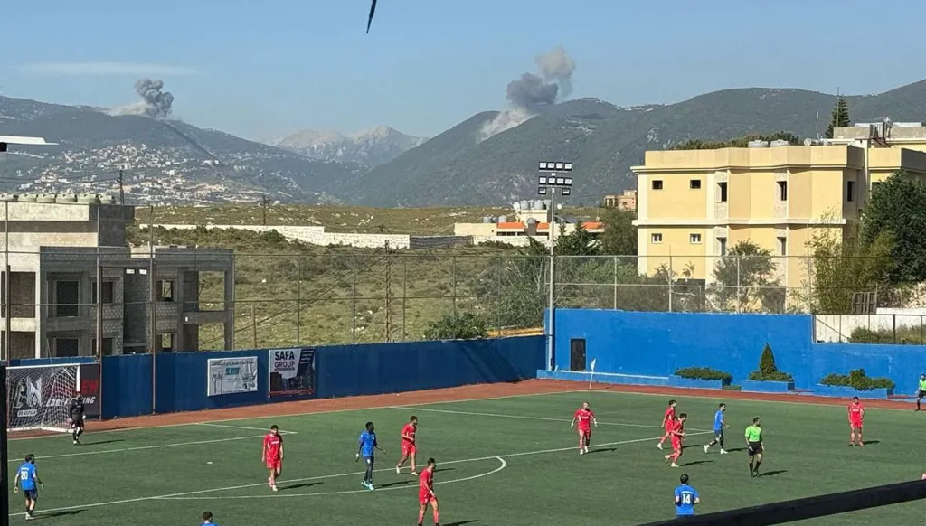 بالفيديو- في إقليم التفاح... لاعبو كرة قدم يتابعون مباراتهم وسط غارات إسرائيلية تُحاوط الملعب